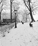 855687 Gezicht over het besneeuwde singelplantsoen ter hoogte het bolwerk Manenburg te Utrecht, met enkele kinderen die ...